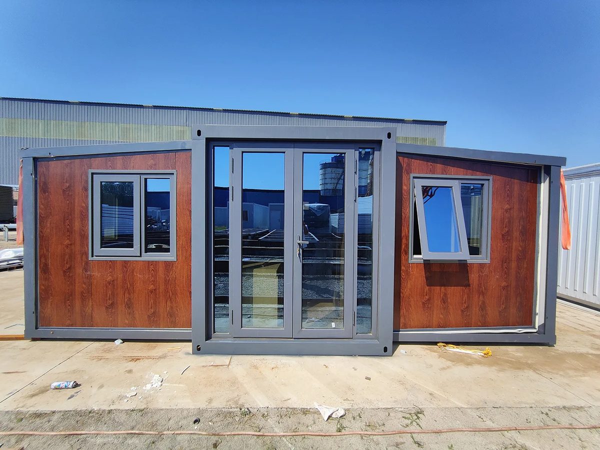 Casa modular expandible PRIC HOUSE versión Deluxe, con revestimiento exterior símil madera y carpinterías de aluminio