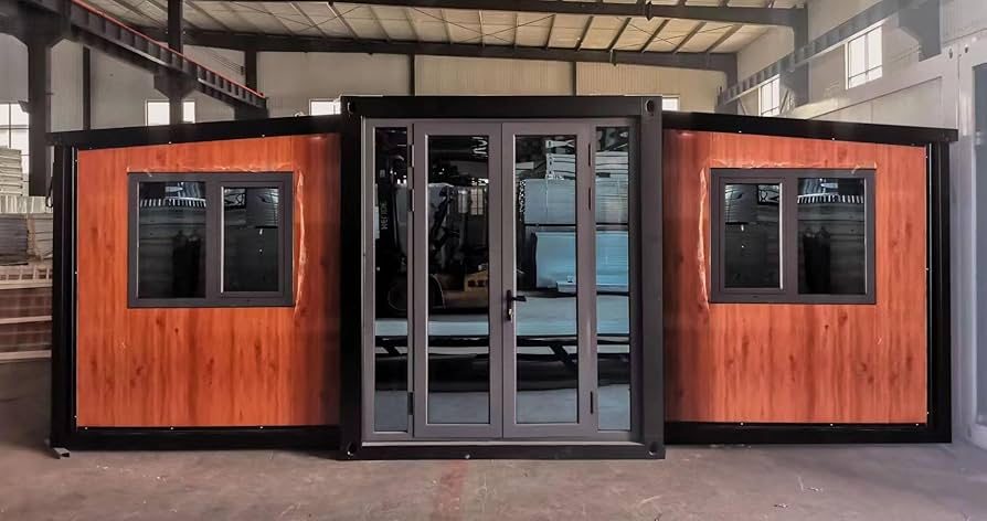 Casa modular PRIC HOUSE versión Deluxe, con revestimiento símil madera y frente vidriado, terminada en planta
