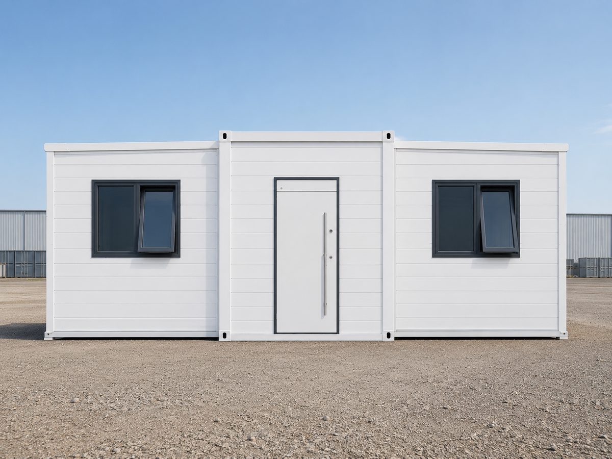 Frente de una casa modular PRIC HOUSE versión Standard, de paneles blancos, con puerta central y dos ventanas