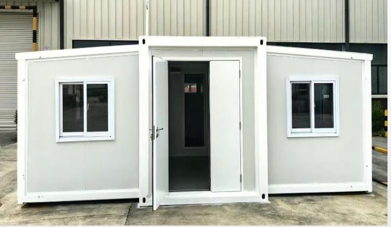 Casa modular PRIC HOUSE versión Standard, de paneles blancos, con la puerta central abierta