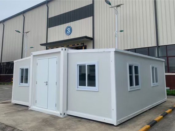 Casa modular PRIC HOUSE versión Standard, de paneles blancos con doble puerta de acceso
